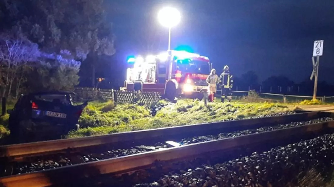 BPOL-FL: Rosendahl - Zug kollidiert mit PW auf Bahnübergang - Fahrer schwerverletzt - Bild: presseportal.de