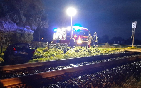 BPOL-FL: Rosendahl - Zug kollidiert mit PW auf Bahnübergang - Fahrer schwerverletzt - Foto: presseportal.de