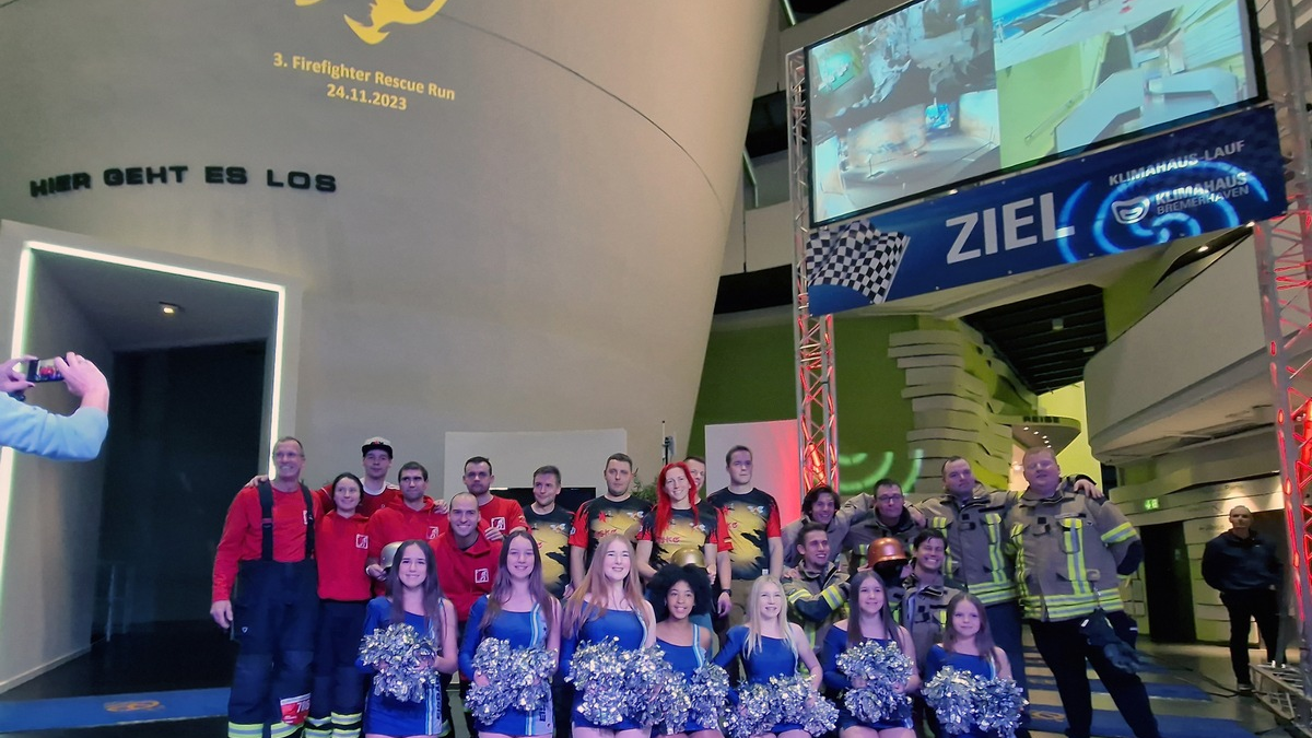 FW Bremerhaven: Bremerhavener Team auf dem Podium beim 3. Firefighter-Rescue-Run im Klimahaus Bremerhaven - Foto: presseportal.de