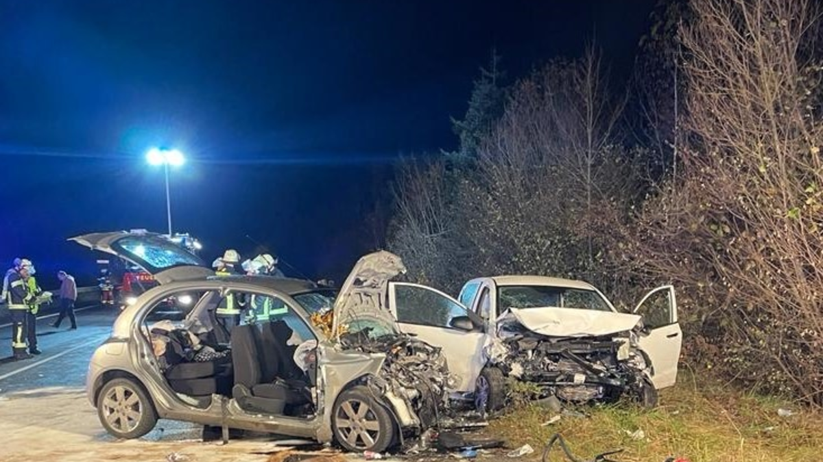 FW Bergheim: Drei Schwerverletzte nach Frontalzusammenstoß auf B477 bei Bergheim - Zwei Rettungshubschrauber im Einsatz - Verletzte in Fahrzeugen eingeklemmt - Foto: presseportal.de