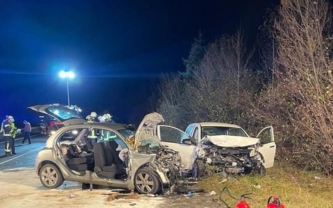 FW Bergheim: Drei Schwerverletzte nach Frontalzusammenstoß auf B477 bei Bergheim - Zwei Rettungshubschrauber im Einsatz - Verletzte in Fahrzeugen eingeklemmt - Foto: presseportal.de