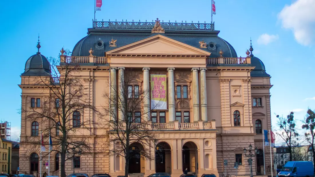 Das Staatstheater in Schwerin. Nach einem Brand mussten die Zuschauer das Haus am Freitag verlassen. - Bild: Jens Büttner/dpa-Zentralbild/dpa