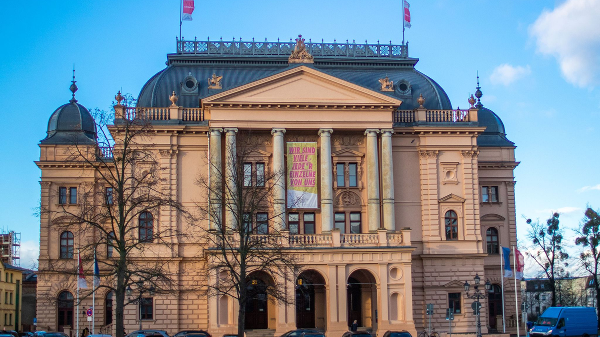 Das Staatstheater in Schwerin. Nach einem Brand mussten die Zuschauer das Haus am Freitag verlassen. - Foto: Jens Büttner/dpa-Zentralbild/dpa