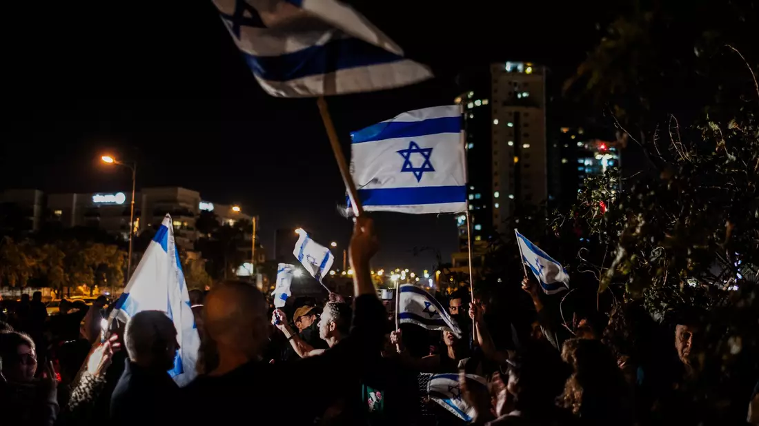 Menschen jubeln nachdem ein Hubschrauber mit von Hamas-Terroristen freigelassenen Geiseln im Schneider Children's Medical Center of Israel gelandet ist. - Bild: Ilia Yefimovich/dpa