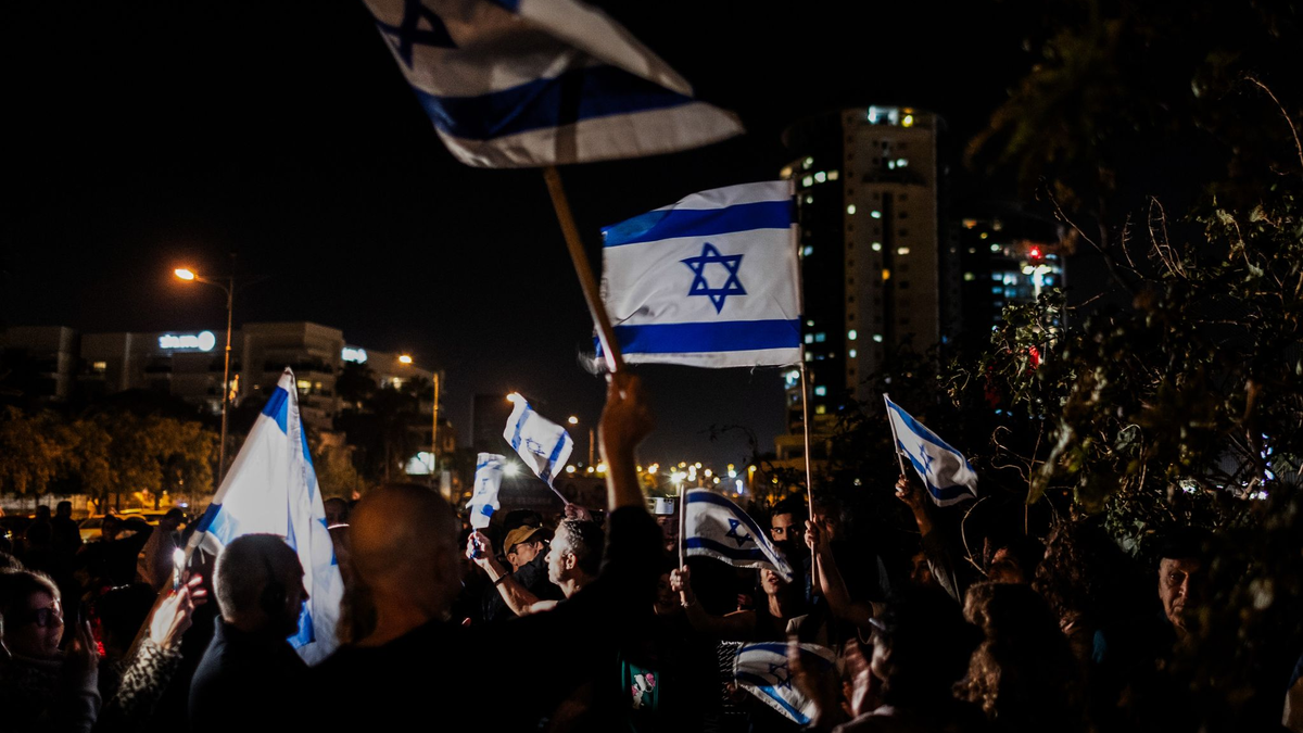 Menschen jubeln nachdem ein Hubschrauber mit von Hamas-Terroristen freigelassenen Geiseln im Schneider Children's Medical Center of Israel gelandet ist. - Foto: Ilia Yefimovich/dpa