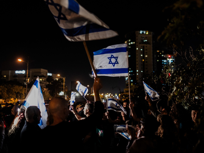 Menschen jubeln, nachdem ein Hubschrauber mit freigelassenen Geiseln im Schneider Children's Medical Center of Israel gelandet ist. - Foto: Ilia Yefimovich/dpa