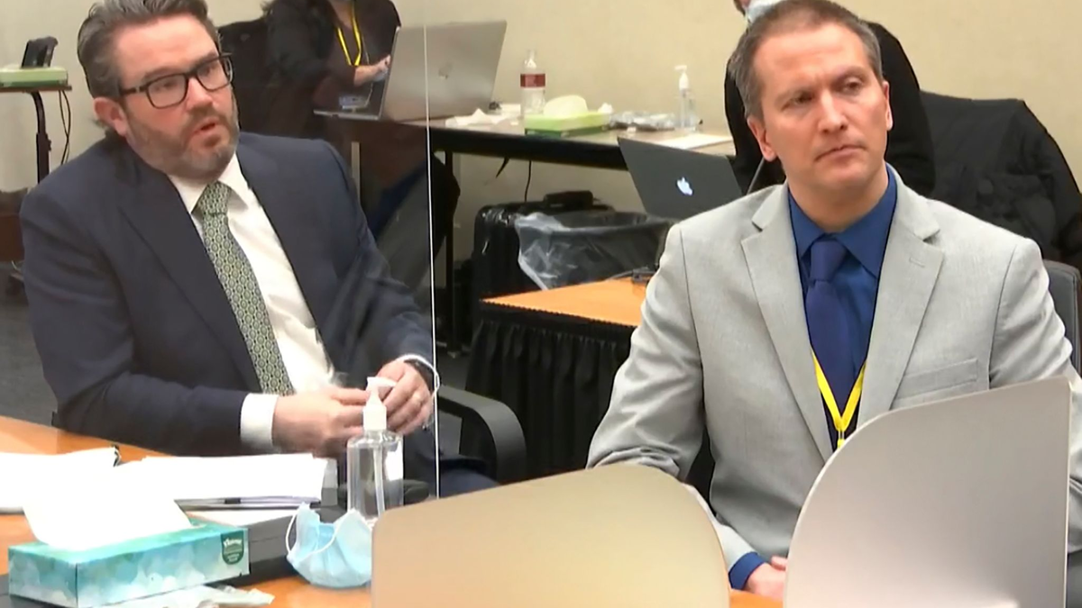 Derek Chauvin (r.) mit seinem Verteidiger Eric Nelson (l.) im April 2021 während eines Gerichtstermins. - Foto: Court TV/AP/dpa