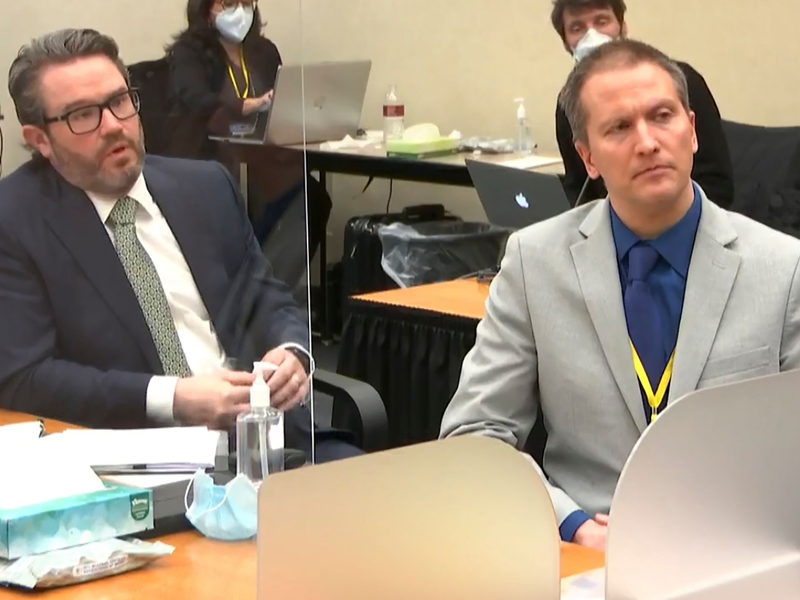 Derek Chauvin (r.) mit seinem Verteidiger Eric Nelson (l.) im April 2021 während eines Gerichtstermins. - Foto: Court TV/AP/dpa