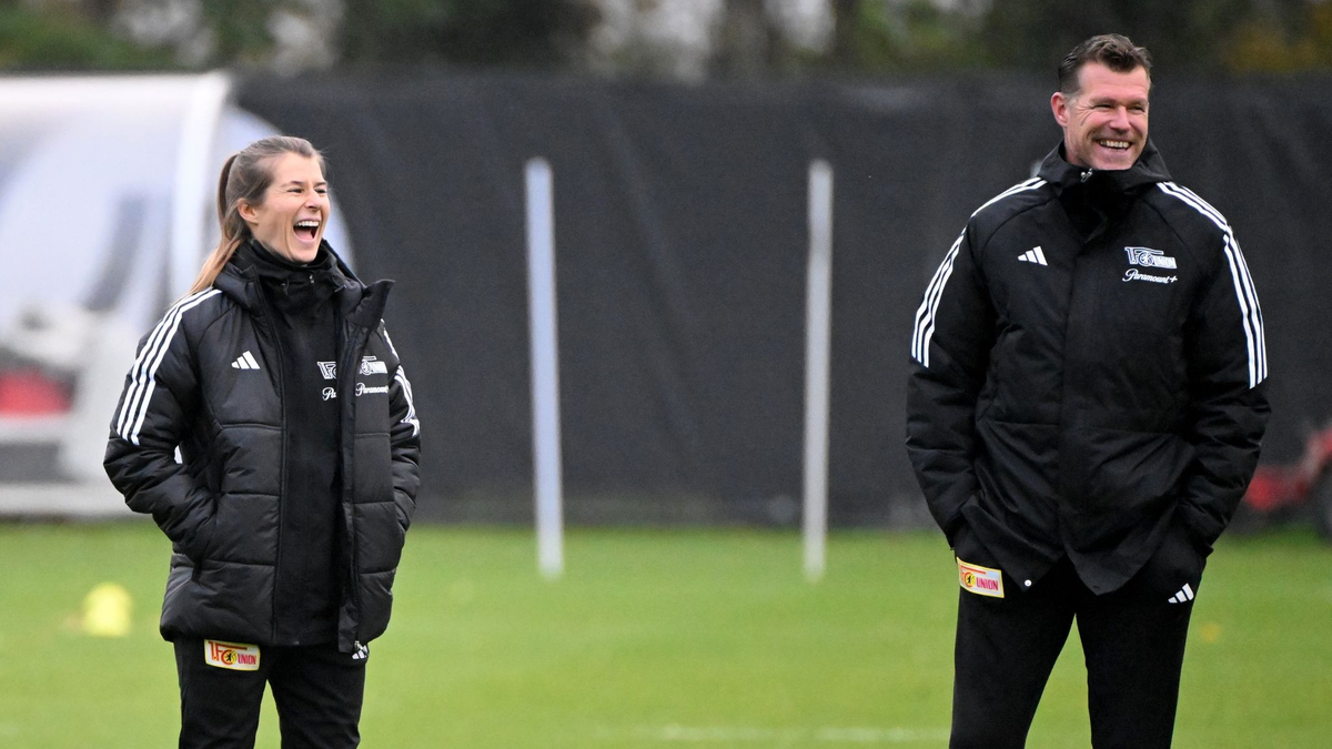 Interimstrainer Marco Grote und Co-Trainerin Marie-Louise Eta leiten das Training. - Foto: Matthias Koch/dpa