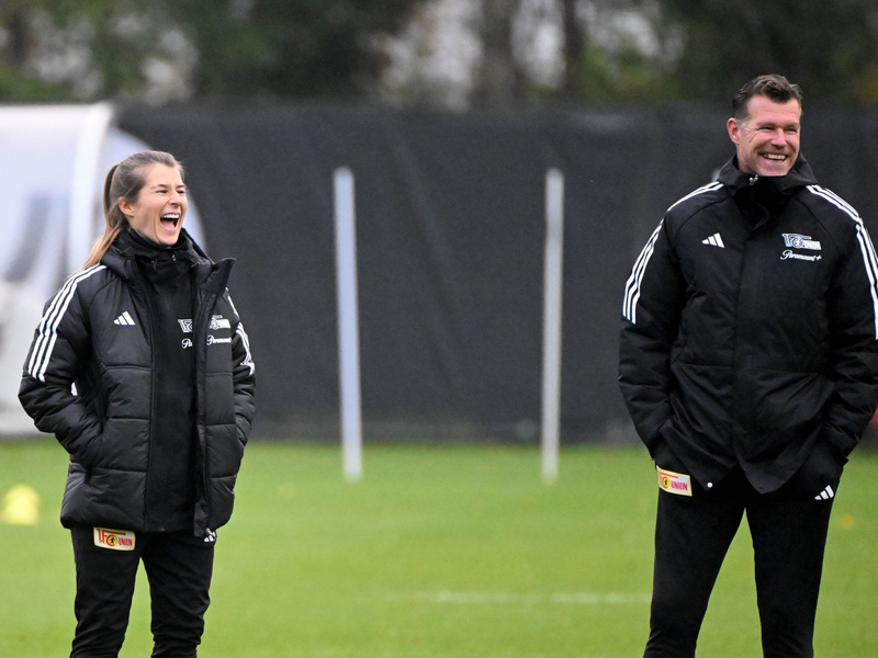 Interimstrainer Marco Grote und Co-Trainerin Marie-Louise Eta leiten das Training. - Foto: Matthias Koch/dpa
