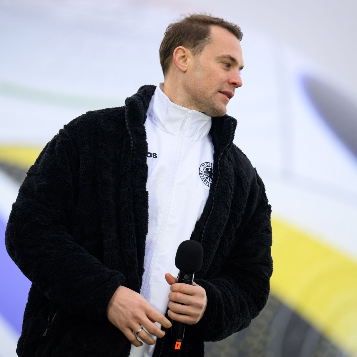 Fußball-Nationaltorhüter Manuel Neuer denkt noch nicht ans Aufhören. - Foto: Bernd von Jutrczenka/dpa