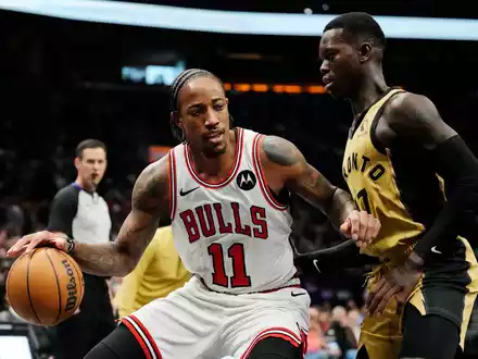 Dennis Schröder (r) erzielte gegen die Bulls zwar 17 Punkte und gab fünf Assists, aber schied mit den Toronto Raptors aus. - Foto: Frank Gunn/The Canadian Press via AP/dpa