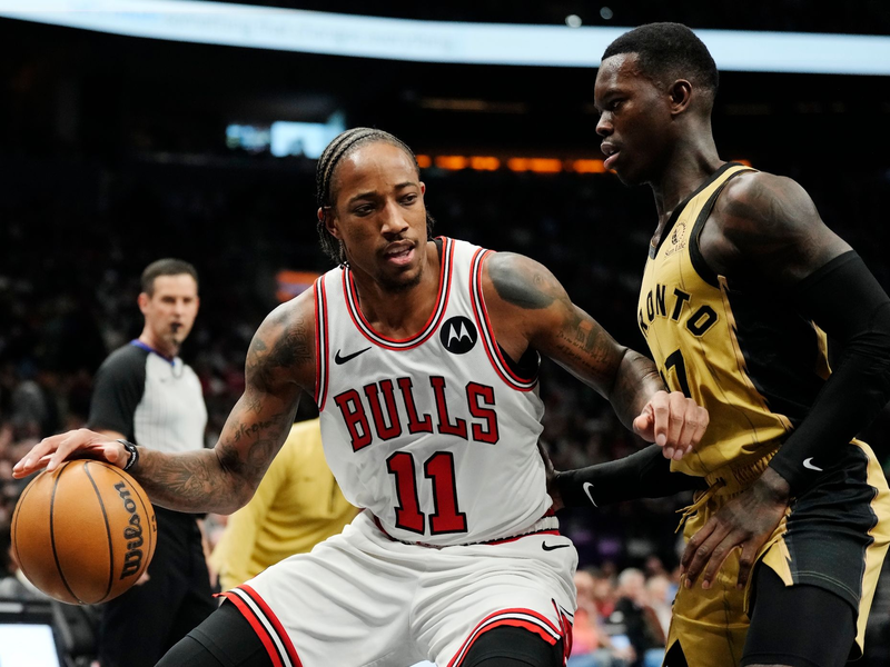 Dennis Schröder (r) erzielte gegen die Bulls zwar 17 Punkte und gab fünf Assists, aber schied mit den Toronto Raptors aus. - Foto: Frank Gunn/The Canadian Press via AP/dpa