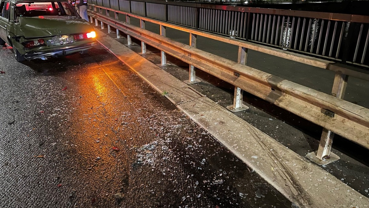 POL-PDTR: Zwei Unfälle auf der Konrad- Adenauer Brücke! Kaum zu glauben, dass im Winter die Straßen glatt sein können!! - Foto: presseportal.de