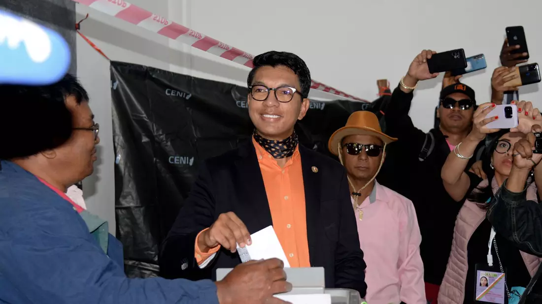 Andry Rajoelina vergangene Woche während seiner Stimmabgabe in einem Wahllokal ab. - Bild: Sitraka Rajaonarison/XinHua/dpa