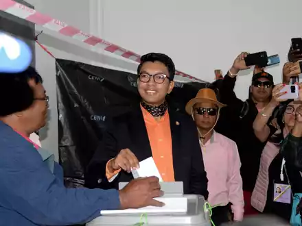 Andry Rajoelina vergangene Woche während seiner Stimmabgabe in einem Wahllokal ab. - Foto: Sitraka Rajaonarison/XinHua/dpa