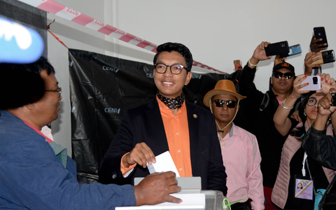 Andry Rajoelina vergangene Woche wÀhrend seiner Stimmabgabe in einem Wahllokal ab. - Foto: Sitraka Rajaonarison/XinHua/dpa Andry Rajoelina vergangene Woche wÀhrend seiner Stimmabgabe in einem Wahllokal ab. - Foto: Sitraka Rajaonarison/XinHua/dpa