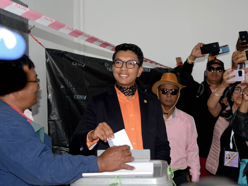 Andry Rajoelina vergangene Woche während seiner Stimmabgabe in einem Wahllokal ab. - Foto: Sitraka Rajaonarison/XinHua/dpa