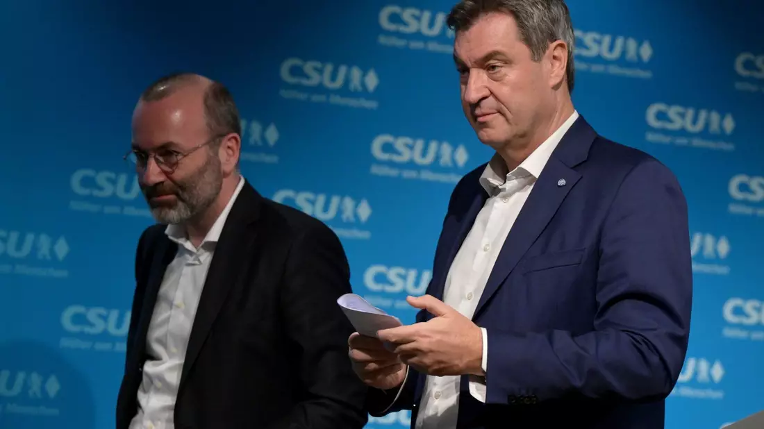 «CSU wird verteidigen, was die Gründerväter aufgebaut hätten»:   Manfred Weber (l.) und Markus Söder. - Bild: Peter Kneffel/dpa