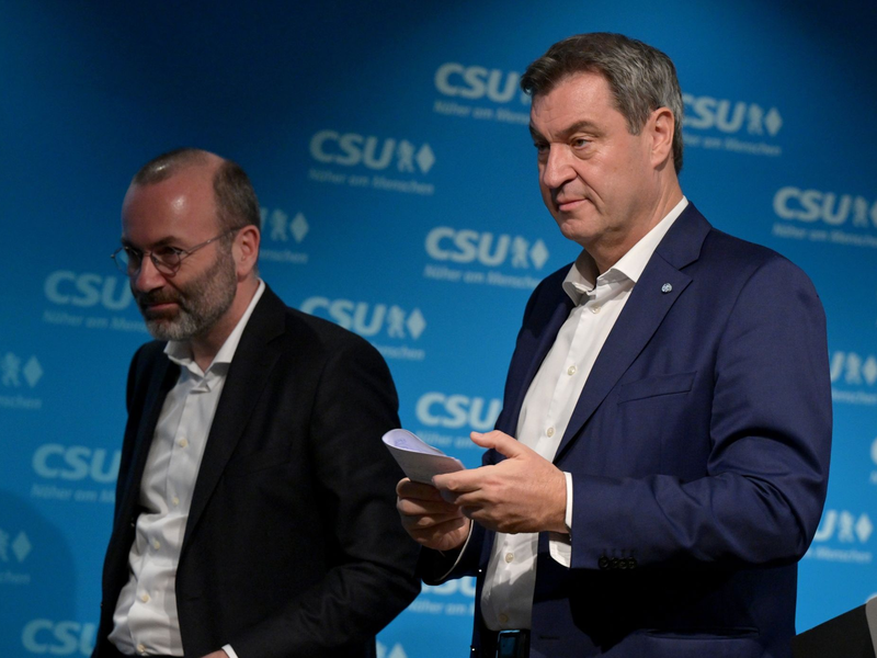 «CSU wird verteidigen, was die Gründerväter aufgebaut hätten»:   Manfred Weber (l.) und Markus Söder. - Foto: Peter Kneffel/dpa