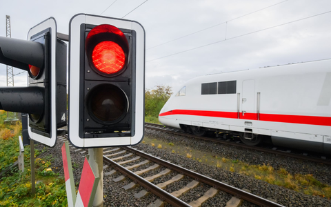 Eine rote Ampel leuchtet an einem Bahnübergang. Der Bahnverkehr auf der ICE-Strecke zwischen Köln und Frankfurt ist für eine Woche eingestellt. - Foto: Julian Stratenschulte/dpa Eine rote Ampel leuchtet an einem Bahnübergang. Der Bahnverkehr auf der ICE-Strecke zwischen Köln und Frankfurt ist für eine Woche eingestellt. - Foto: Julian Stratenschulte/dpa