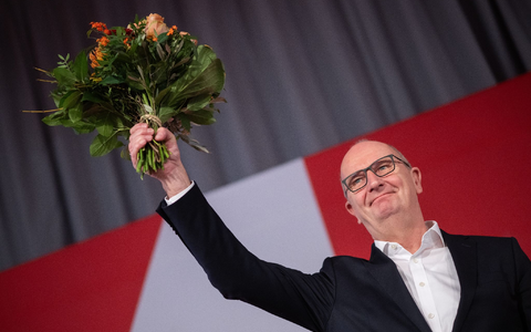Auf der Bühne mit einem Blumenstrauß: Dietmar Woidke. - Foto: Sebastian Gollnow/dpa