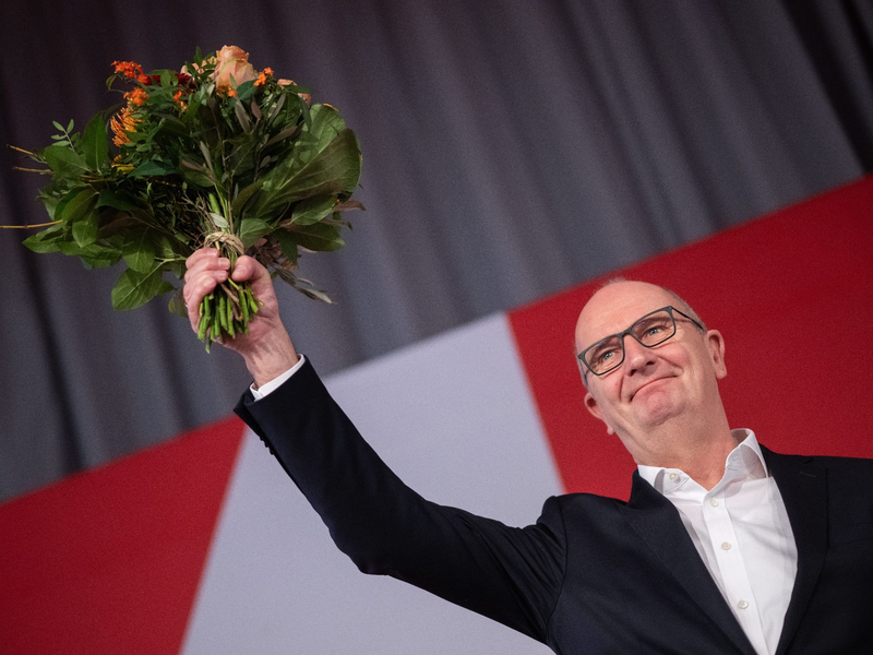 Auf der Bühne mit einem Blumenstrauß: Dietmar Woidke. - Foto: Sebastian Gollnow/dpa