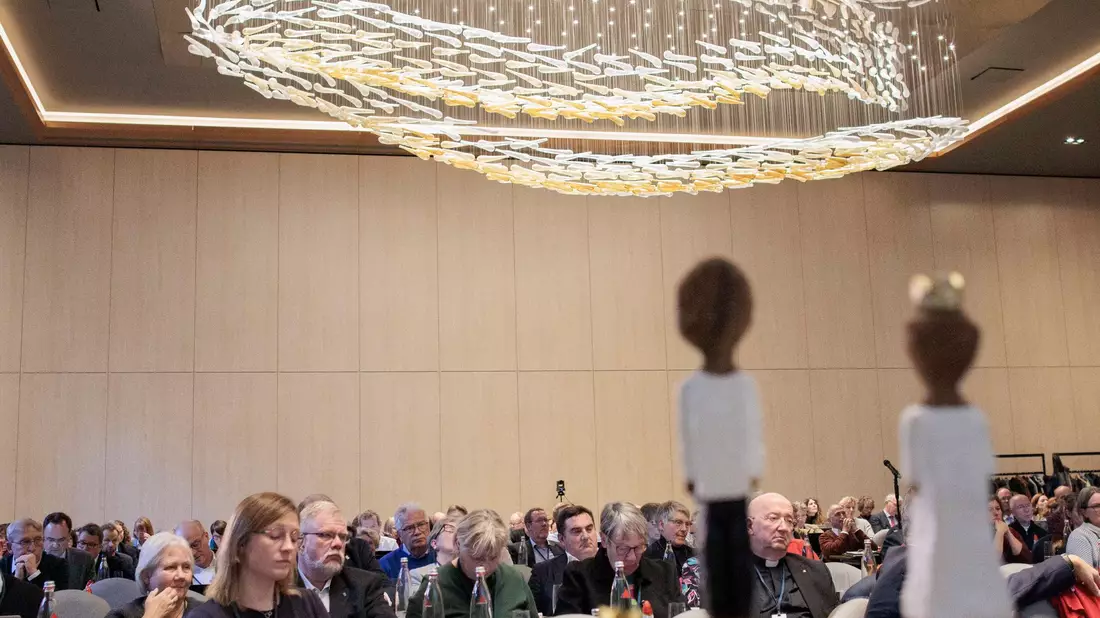 Delegierte der Vollversammlung des Zentralkomitees der deutschen Katholiken (ZDK). - Bild: Carsten Koall/dpa