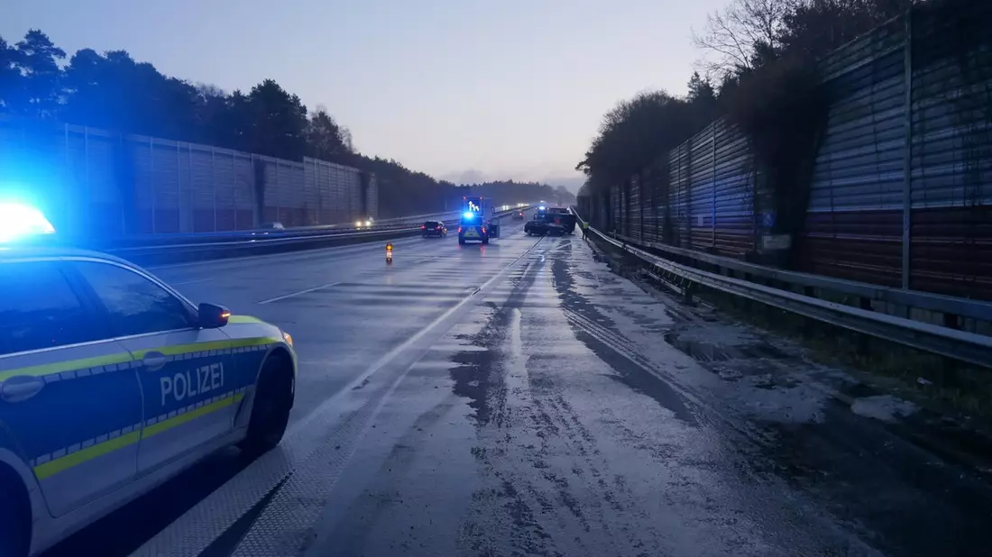 POL-ROW: ++ Zeugenaufruf! ++ Schwerer Verkehrsunfall auf der Bundesautobahn 1: Ein Mensch erleidet tödliche Verletzungen, zwei weitere Personen werden schwer verletzt ++ - Bild: presseportal.de