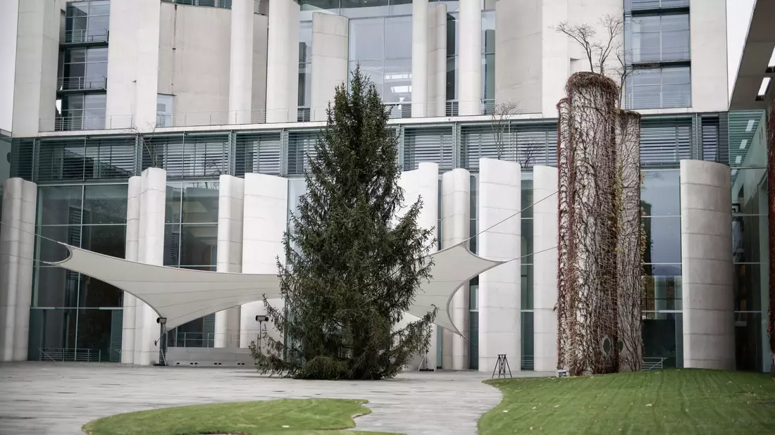Eine Tanne schmückt zur Weihnachtszeit das Bundeskanzleramt in Berlin. - Bild: Carsten Koall/dpa