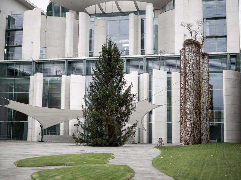 Eine Tanne schmückt zur Weihnachtszeit das Bundeskanzleramt in Berlin. - Foto: Carsten Koall/dpa