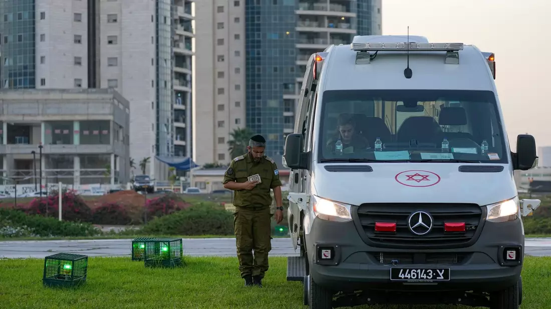 Israelische Sicherheitskräfte vor dem Schneider Children's Medical Center in Petah Tikva, in Vorbereitung auf die Freilassung israelischer Geiseln. - Bild: Ohad Zwigenberg/AP/dpa