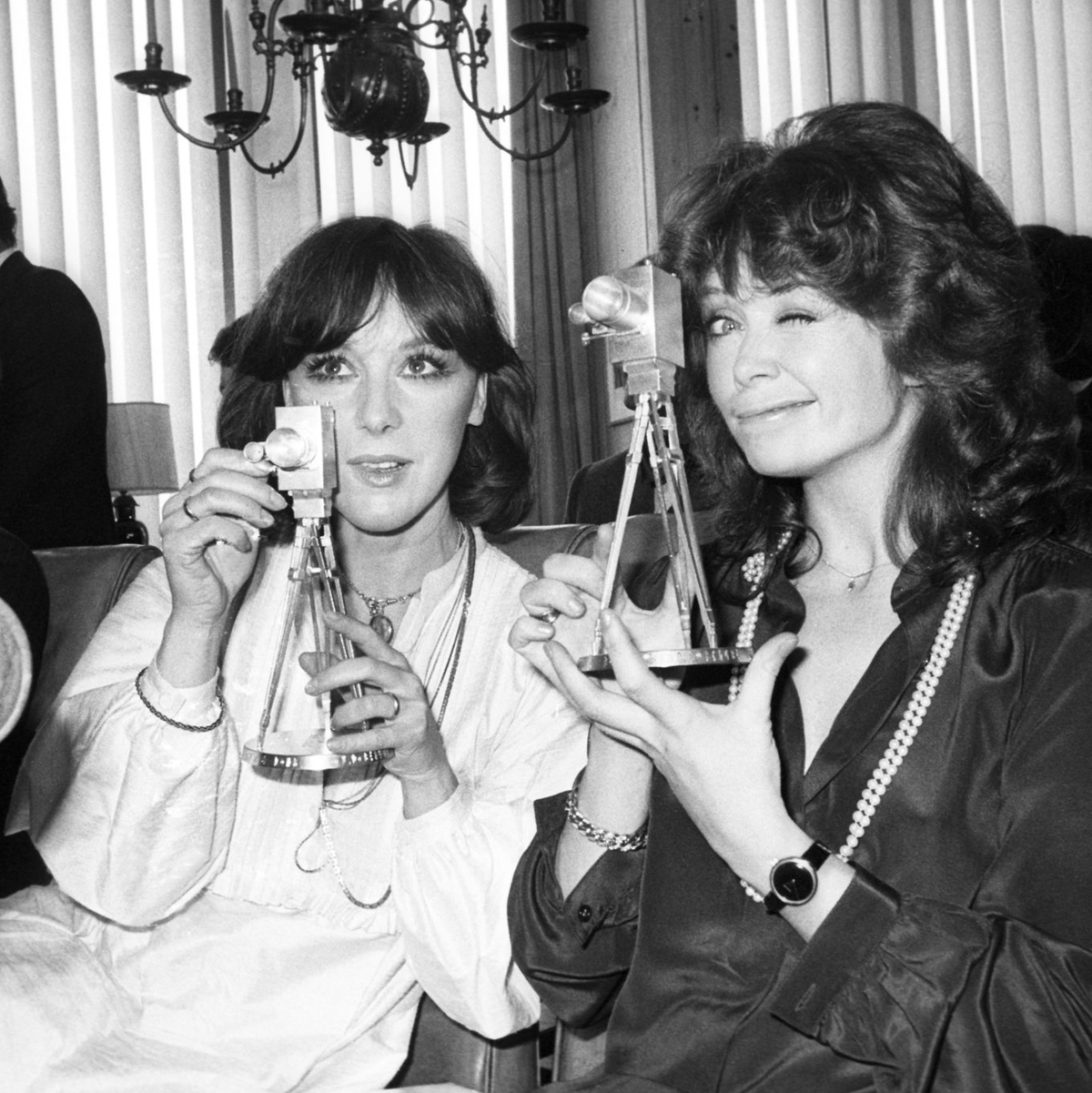 Die Schauspielerin Heidelinde Weis (l) und die norwegische Sängerin Wencke Myhre posieren nach der Verleihung mit ihrem Goldenen Kameras (1978). - Foto: Chris Hoffmann/dpa