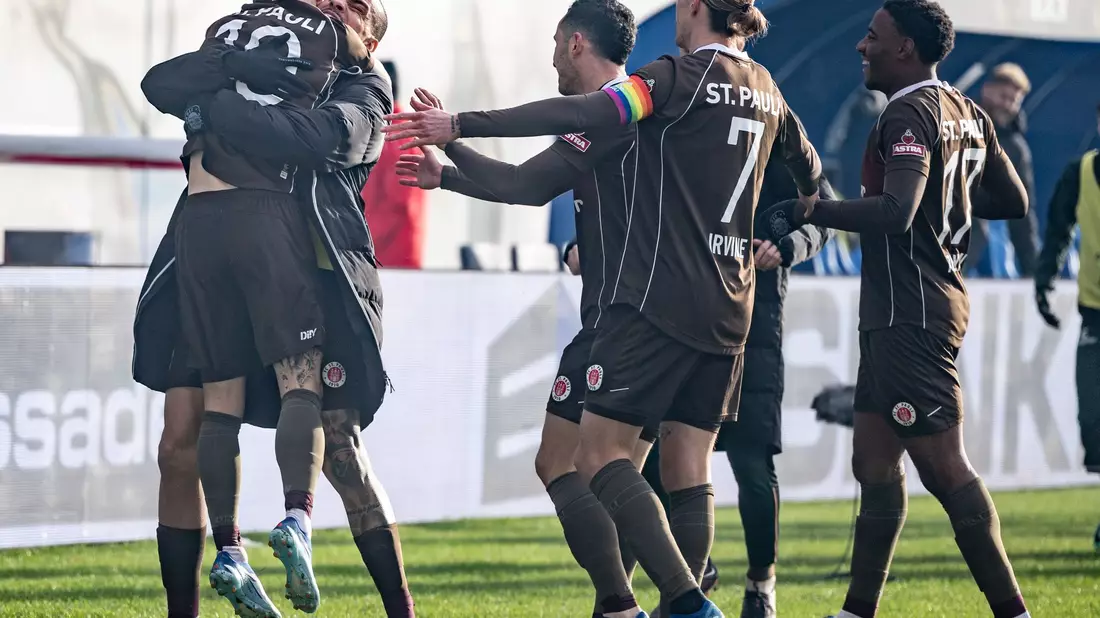 Allen Grund zum Feiern: Paulis Marcel Hartel (l) feiert den Führungstreffer. - Bild: Axel Heimken/dpa
