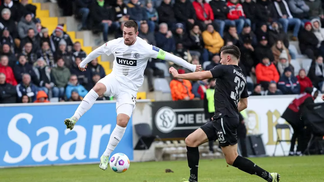 Elversberg mit Luca Schnellbacher (l) setzte sich gegen den SC Paderborn durch. - Bild: Elyxandro Cegarra Gomez/Defodi I/DeFodi Images/dpa