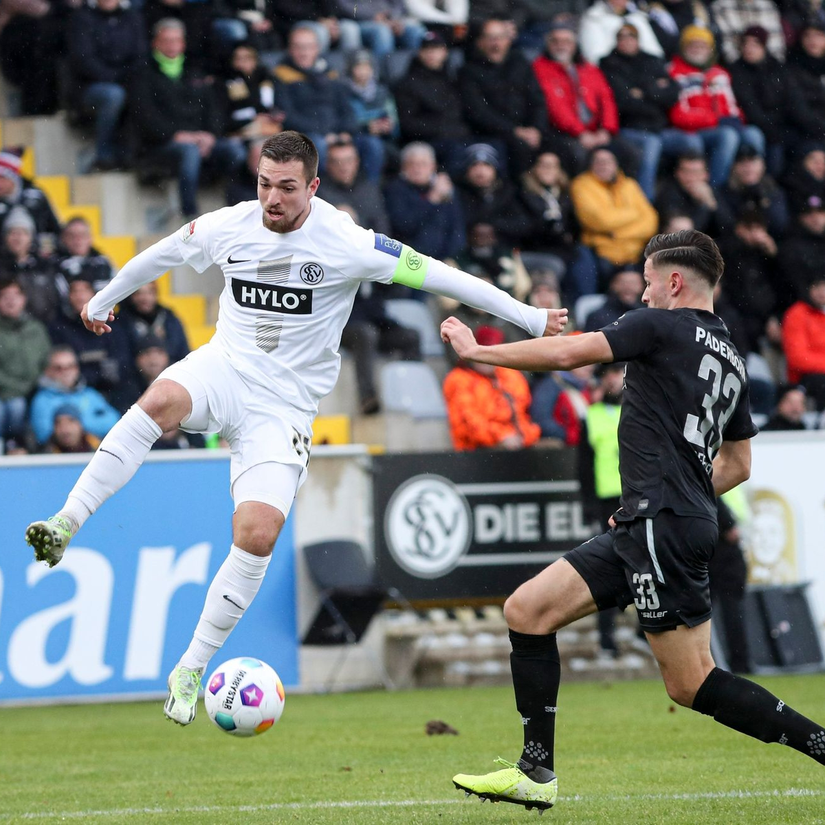 Elversberg mit Luca Schnellbacher (l) setzte sich gegen den SC Paderborn durch. - Foto: Elyxandro Cegarra Gomez/Defodi I/DeFodi Images/dpa