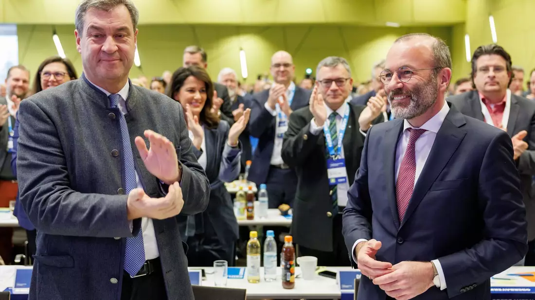 Manfred Weber steht neben Bayerns Ministerpräsident Markus Söder (CSU) bei der CSU-Delegiertenversammlung zur Europawahl in Nürnberg. - Bild: Daniel Karmann/dpa