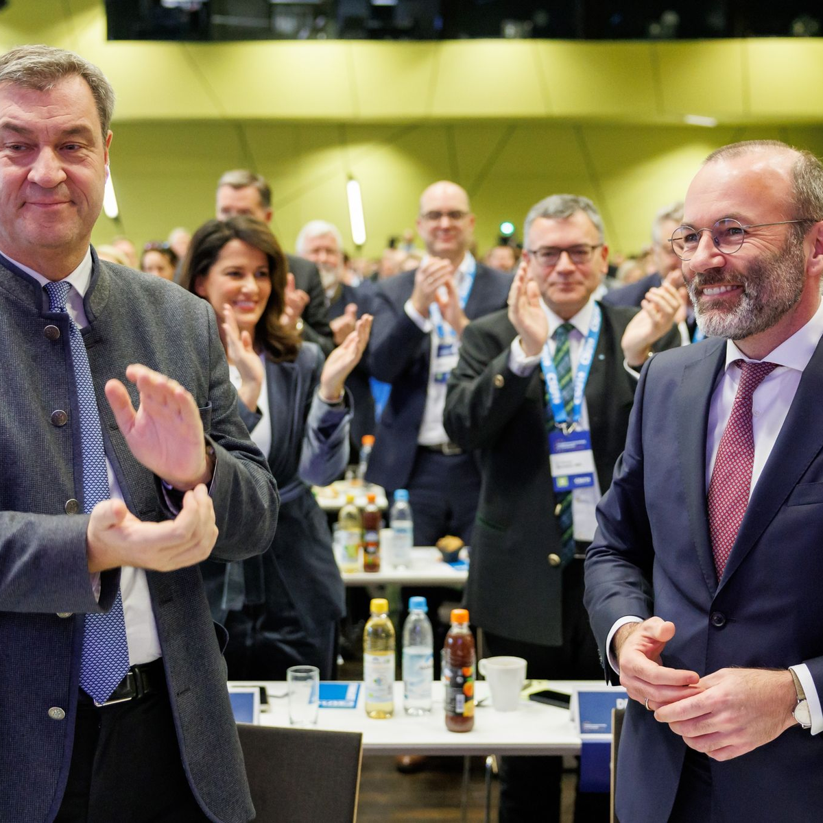 Manfred Weber steht neben Bayerns Ministerpräsident Markus Söder (CSU) bei der CSU-Delegiertenversammlung zur Europawahl in Nürnberg. - Foto: Daniel Karmann/dpa