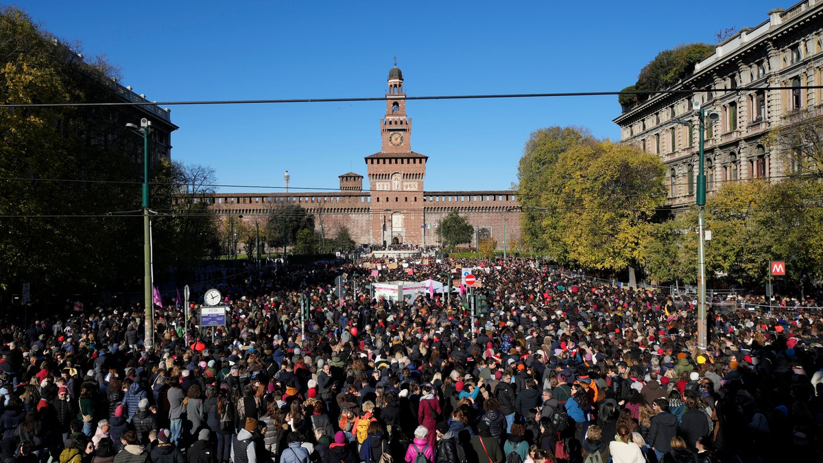 Demonstration in Mailand anlässlich des Internationalen Tags gegen Gewalt an Frauen. - Foto: Luca Bruno/AP/dpa