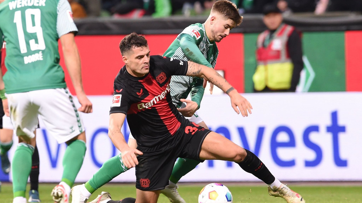 Granit Xhaka (M) setzte sich mit Leverkusen bei Werder Bremen durch. - Foto: Carmen Jaspersen/dpa