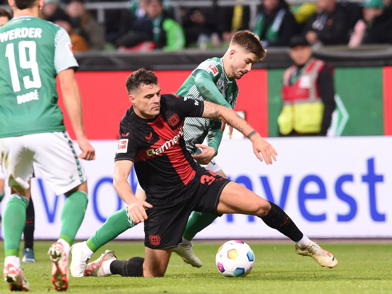 Granit Xhaka (M) setzte sich mit Leverkusen bei Werder Bremen durch. - Foto: Carmen Jaspersen/dpa