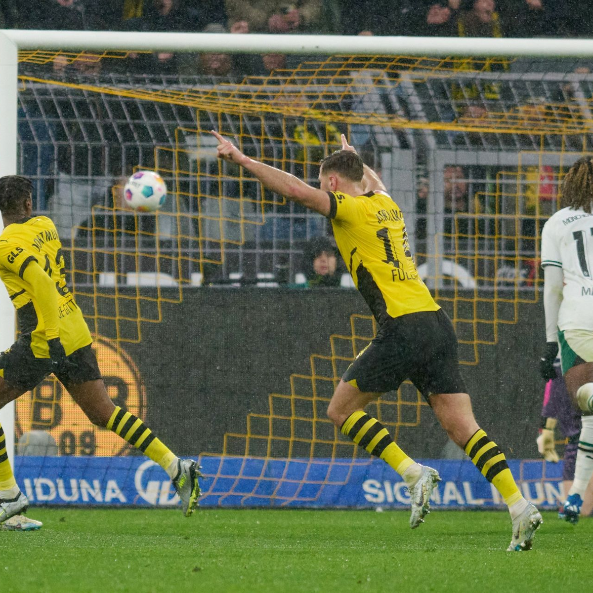 Dortmund entschied das Borussia-Duell gegen Mönchengladbach nach Rückstand noch für sich. - Foto: Bernd Thissen/dpa