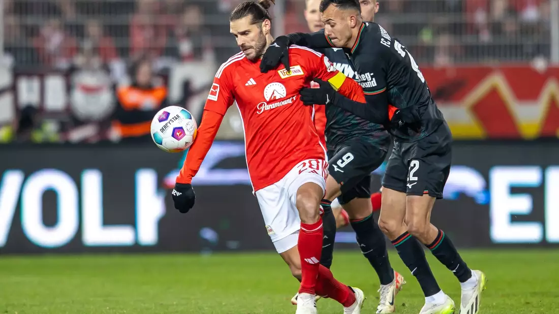 Union Berlin (rote Trikots) und der FC Augsburg teilten sich die Punkte. - Bild: Andreas Gora/dpa