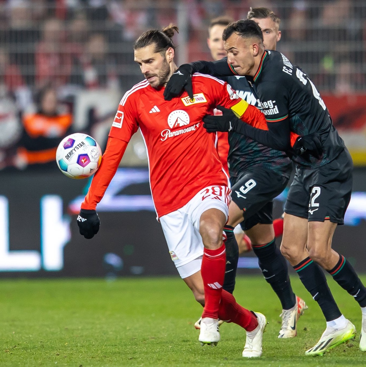 Union Berlin (rote Trikots) und der FC Augsburg teilten sich die Punkte. - Foto: Andreas Gora/dpa