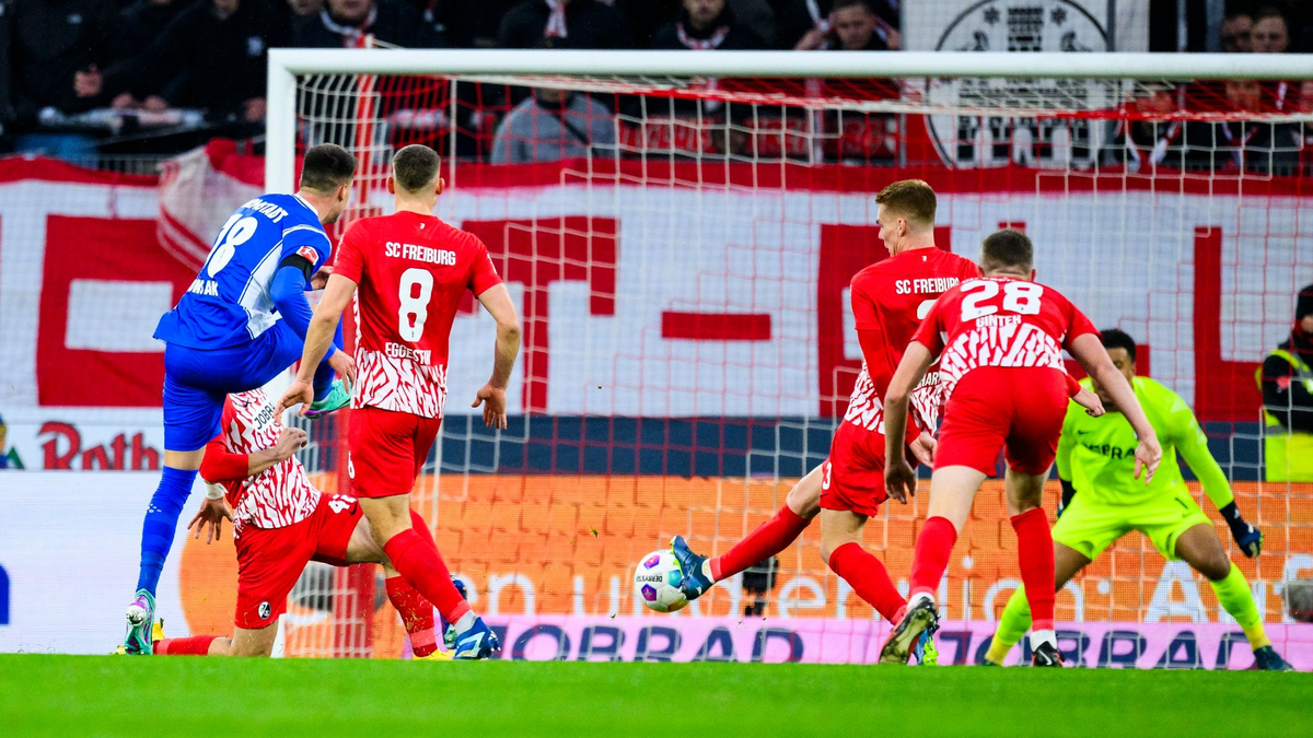 Mathias Honsak (l) markierte Darmstadts Tor in Freiburg. - Foto: Tom Weller/dpa