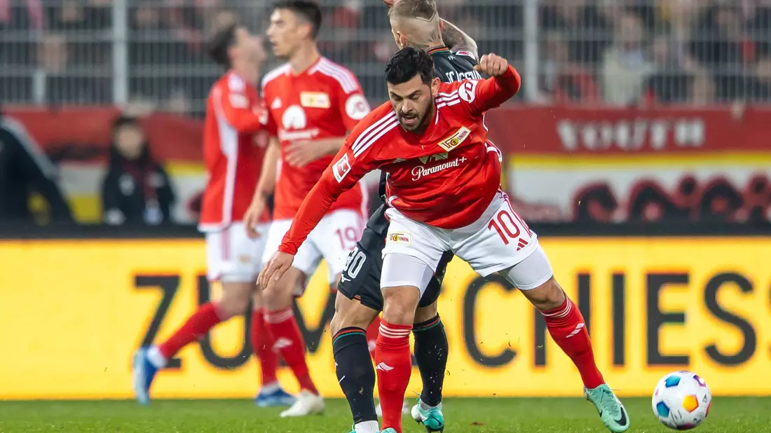 Kevin Volland (vorn) rettet Union Berlin einen Punkt gegen den FC Augsburg. - Bild: Andreas Gora/dpa