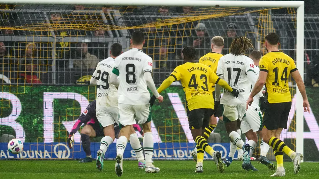 Jamie Bynoe-Gittens (3.r.) erzielte das dritte BVB-Tor im Borussia-Duell. - Bild: Bernd Thissen/dpa