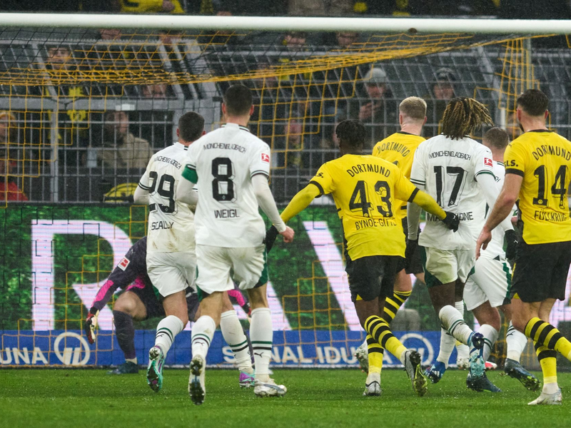 Jamie Bynoe-Gittens (3.r.) erzielte das dritte BVB-Tor im Borussia-Duell. - Foto: Bernd Thissen/dpa