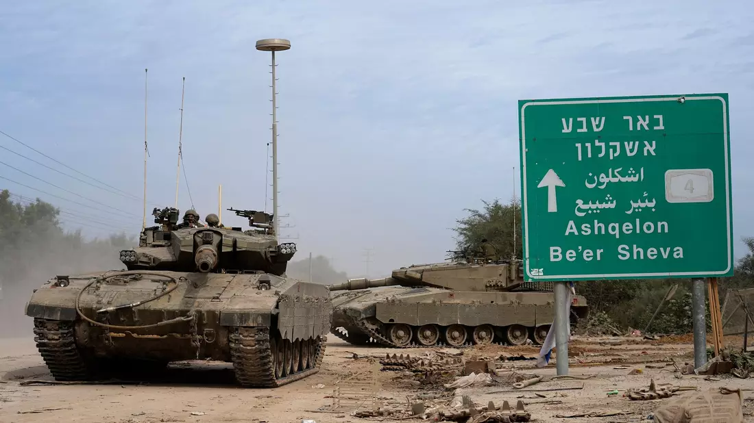 Panzer der israelischen Armee in der Nähe der Grenze zum Gazastreifen. - Bild: Tsafrir Abayov/AP/dpa