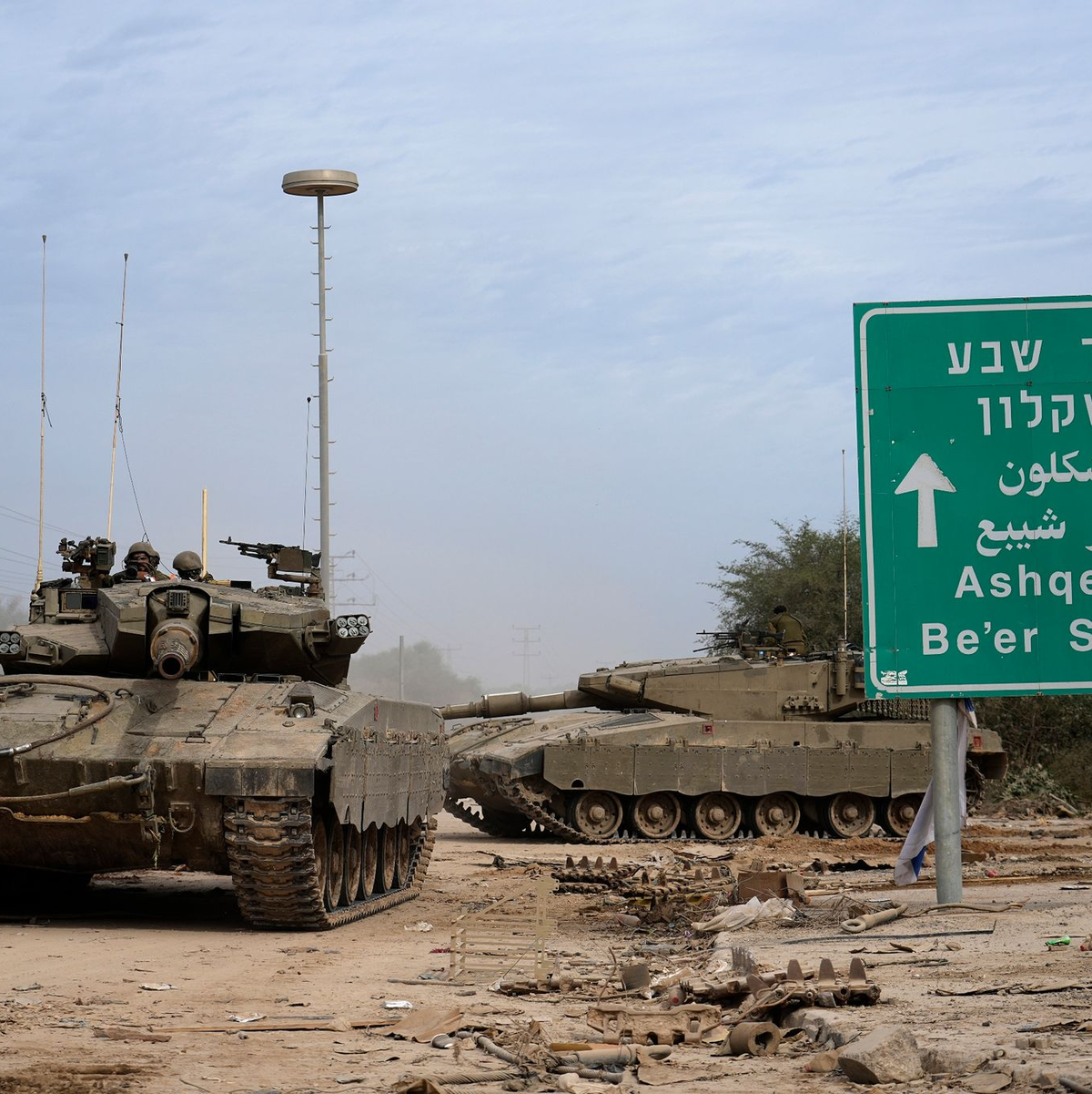 Ein Flugzeug wirft humanitäre Hilfe über dem nördlichen Gazastreifen ab. (Archiv) - Foto: Tsafrir Abayov/AP/dpa